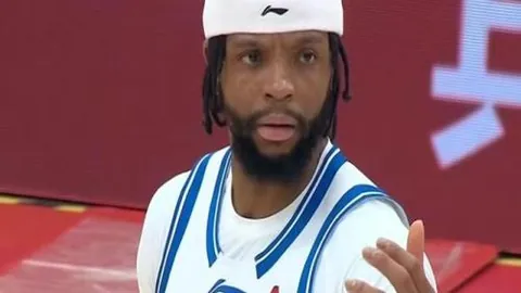 俄超男排联赛四强出炉：别尔哥罗德队突破重围，张景胤领跑得分榜